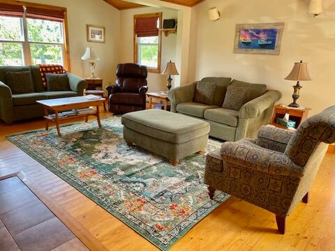 Top performing Airbnb: ★Walk to beach★ cozy cottage with fireplace in North Shore