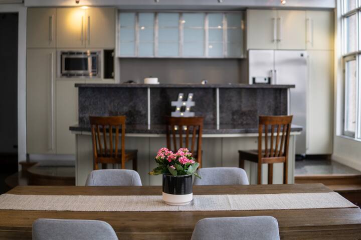 50% off Jan-Apr Huge 1900ft 2B+2B Loft @ King West gallery image 4