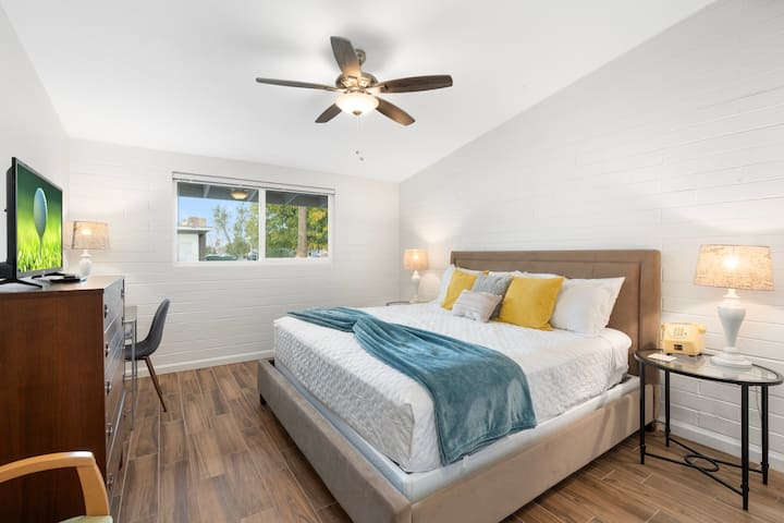 Dhomë gjumi "king" me një hapësirë pune të dedikuar pranë komodinës