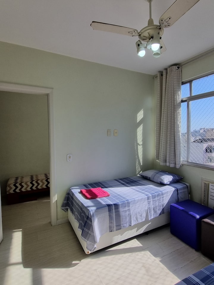 Стая 2 - Стая с две единични легла. Разполага с климатик и библиотека