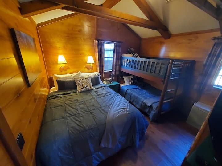 Ang silid - tulugan ay may tulugan para sa apat, kabilang ang queen bed at dalawang double bed bunk
