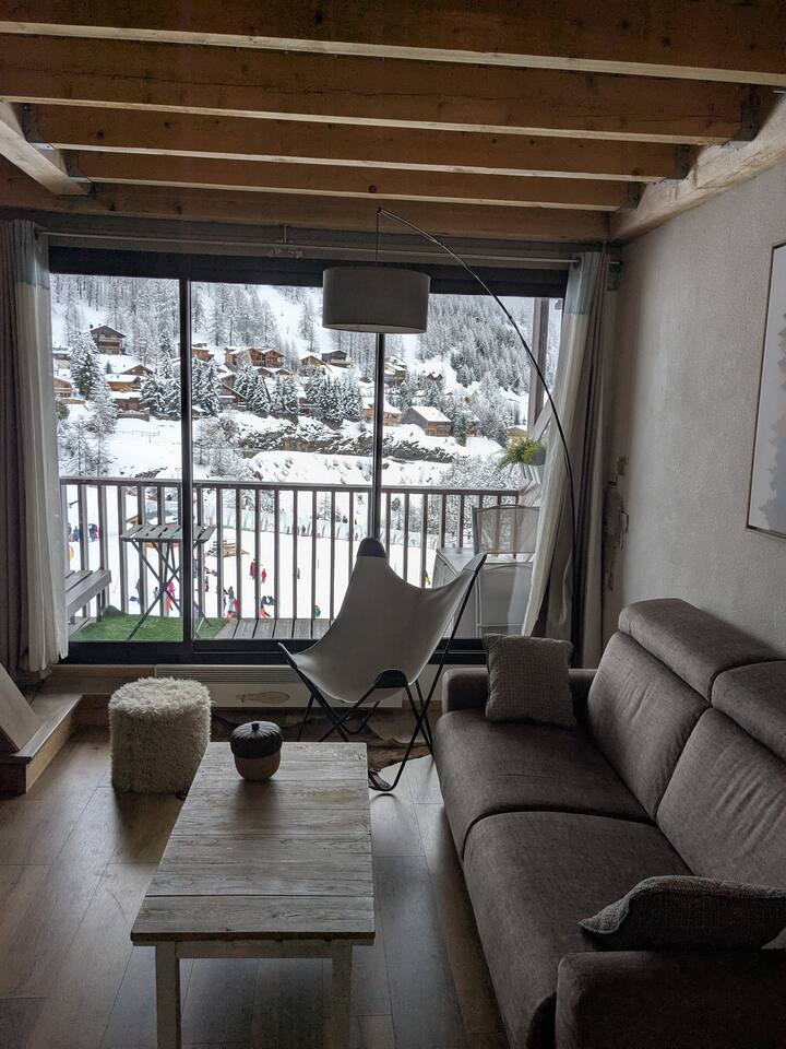 Obývacia izba s panoramatickým výhľadom na hory