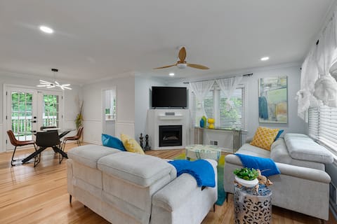 Bright, Stylish Tranquil Hideaway with Cozy Porch