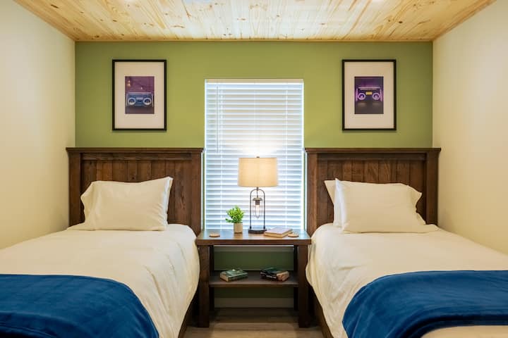 Ორადგილიანი საძინებელი გთავაზობთ მოქნილ საძილე სივრცეს — შესანიშნავია მგზავრების მცირე ჯგუფებისთვის ან ოჯახებისთვის, რომლებიც ბენტონვილის ბილიკებს სტუმრობენ.