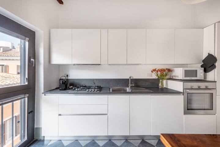 tHE Charming Attic [Pza Spagna]- 5 min to Navona gallery image 5