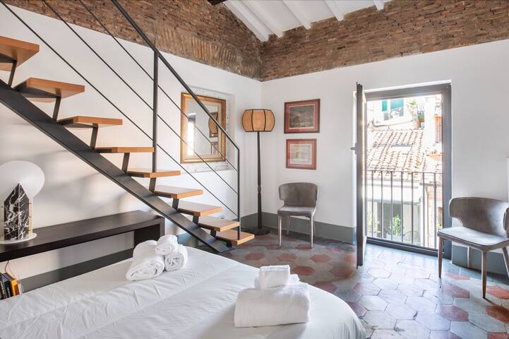 tHE Charming Attic [Pza Spagna]- 5 min to Navona gallery image 3
