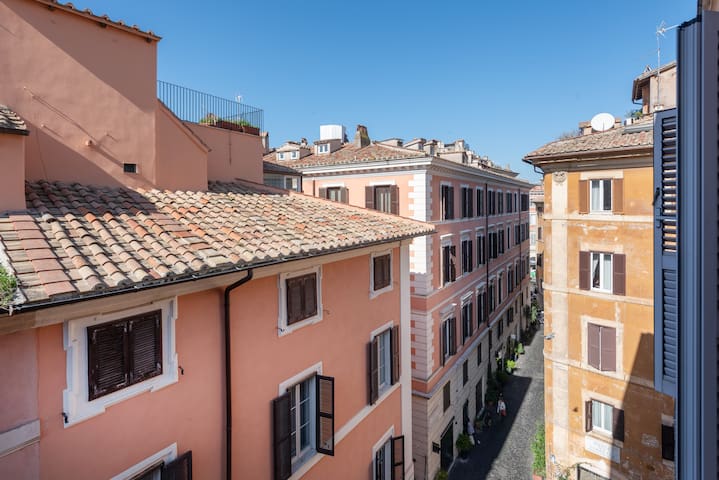 tHE Charming Attic [Pza Spagna]- 5 min to Navona gallery image 4