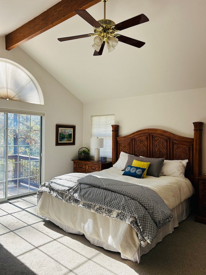 Amplio dormitorio principal con baño privado.  Cama tamaño king con sábanas de algodón de lujo, almohadas de calidad, edredón, edredón y mantas/almohadas adicionales si es necesario.