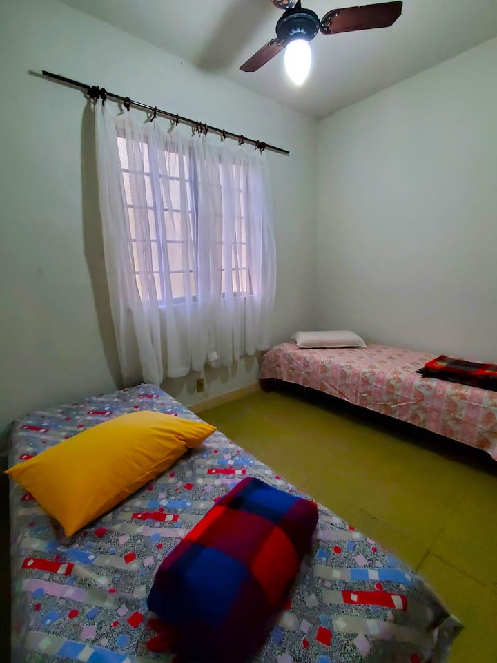 Segundo dormitorio de la casa de campo con dos camas individuales