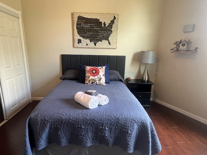 Cama cómoda de tamaño completo, TV inteligente, estación de trabajo, armario y almacenamiento