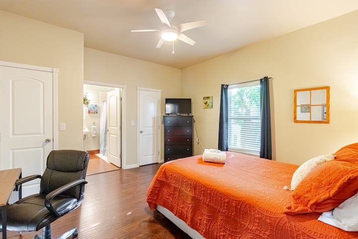 Suite principal: cama tamaño queen, televisión inteligente, estación de trabajo y baño privado ubicado en la habitación. 