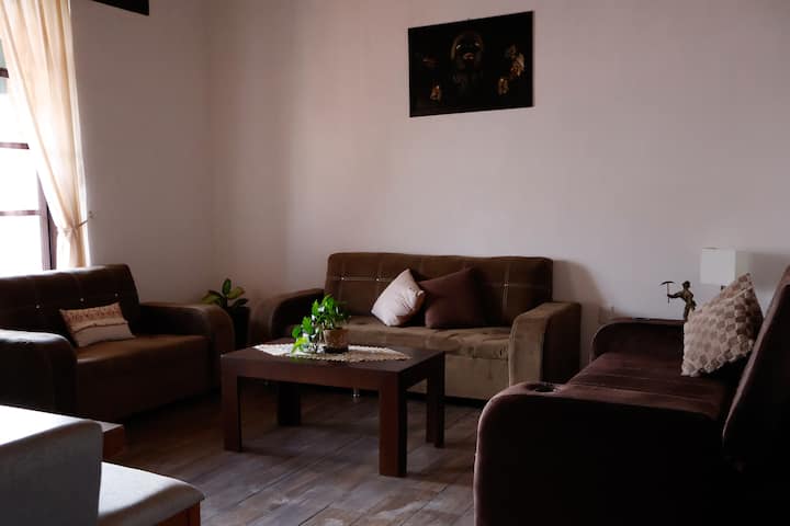 Pohodlný Sala, pomerne priestranný s prístupom na balkóny, televízor a internet, aby ste si svoj pobyt užili naplno.