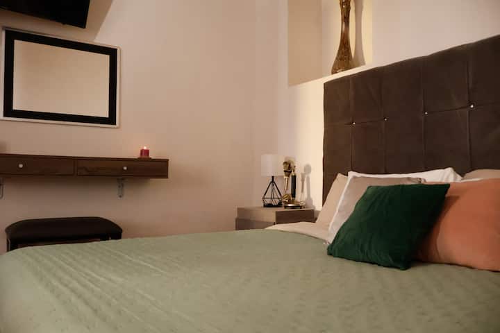 Spálňa 1 – vybavená manželskou posteľou, nočnými stolíkmi so stolovou lampou, rozkladacou pohovkou, televízorom s káblovou a internetovou stanicou, ohrievačom, toaletným stolíkom so zrkadlom a veľkým zrkadlom, skrinkou s prikrývkami, posteľnou bielizňou a žehličkou.