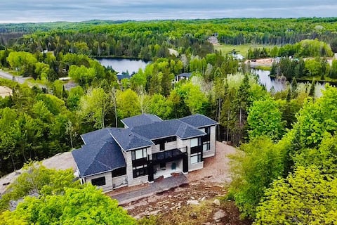 Northern Lights-Musk Hills-4BR, AC, HotTub & Sauna