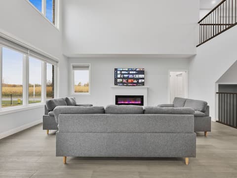Luxury 5BR· Chef's Kitchen · Sleeps 10 · Superhost