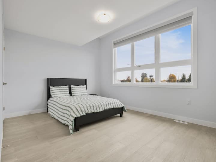 Საძინებელში არის დიდი კარადა და ღამის მაგიდა. Ეს მეორე ყველაზე დიდი ოთახია მთავარი ოთახის შემდეგ. Ასევე აქვს საკუთარი სარეცხი ოთახი. Გაითვალისწინეთ, რომ თავსაფარი არ არის მიმაგრებული საწოლზე, რადგან საწოლები განახლდა პრემიუმ-კლასის საწოლების ჩარჩოში. 