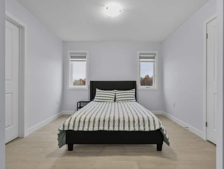 Ოთახს აქვს საკუთარი კარადა. Გაითვალისწინეთ, რომ თავსაფარი არ არის მიმაგრებული საწოლზე, რადგან საწოლები განახლდა პრემიუმ-კლასის საწოლების ჩარჩოში. 