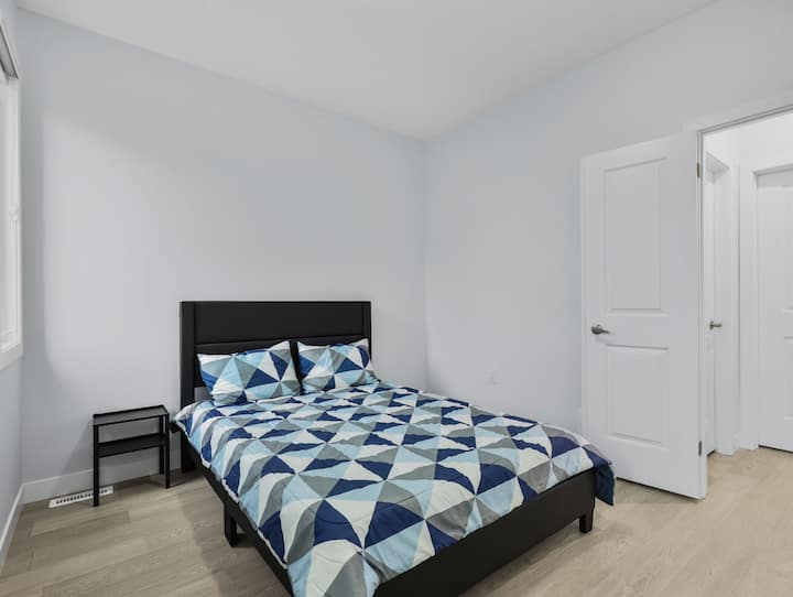 Ოთახს აქვს საკუთარი კარადა, რომელიც მდებარეობს მთავარ სართულზე, საოჯახო ოთახის უკან.