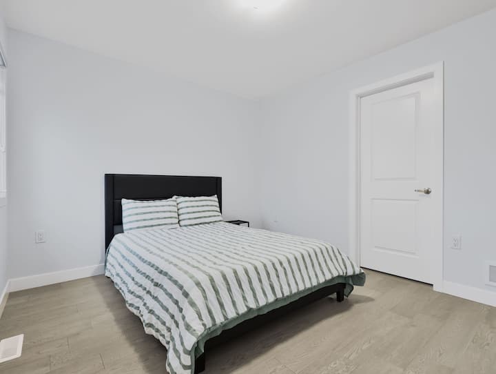 Ოთახს აქვს საკუთარი კარადა.  Საწოლს აქვს ღამის მაგიდა. Გაითვალისწინეთ, რომ თავსაფარი არ არის მიმაგრებული საწოლზე, რადგან საწოლები განახლდა პრემიუმ-კლასის საწოლების ჩარჩოში. 