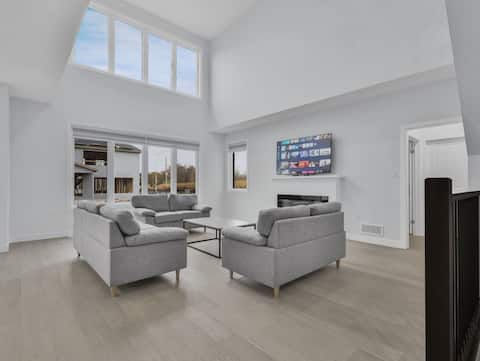 Modern Luxury Retreat - Bright, Spacious & Stylish