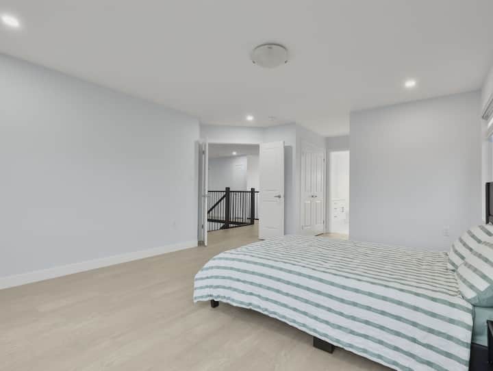 Მთავარ საძინებელში არის შესასვლელი კარადები თავისი და მისი სტუმრებისთვის. Საწოლს აქვს ღამის მაგიდა. Გაითვალისწინეთ, რომ თავსაფარი არ არის მიმაგრებული საწოლზე, რადგან საწოლები განახლდა პრემიუმ-კლასის საწოლების ჩარჩოში. 