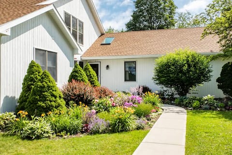 Perfect Snow ~ Real Winter & Skiing! Sleeps 12