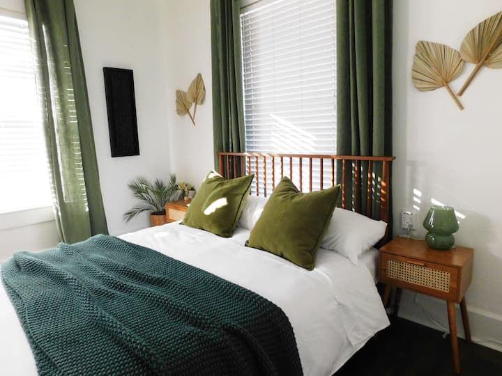 Cama tamaño queen con almohadas Casper™ y MyPillow™