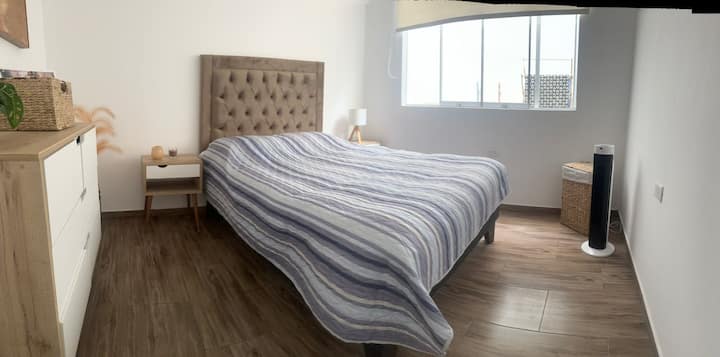 2号房间有一个梳妆台，位于一楼，共用卫生间。