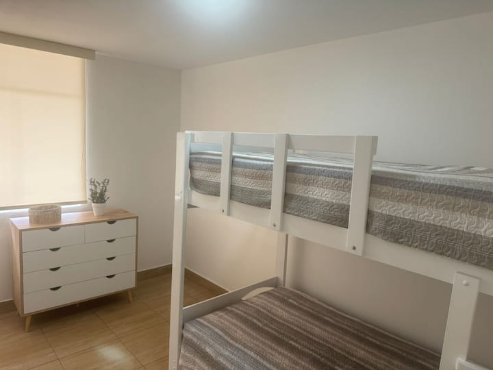 6号房，位于3楼，毗邻露台。 它有一个广场半和舒适的小木屋。 配有共用卫生间