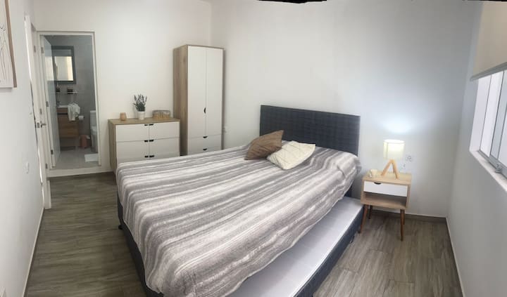 3号房位于二楼，设有独立卫生间。 它有一张由2个广场组成的床，配有divan de plaza和媒体。 配有梳妆台和衣柜。