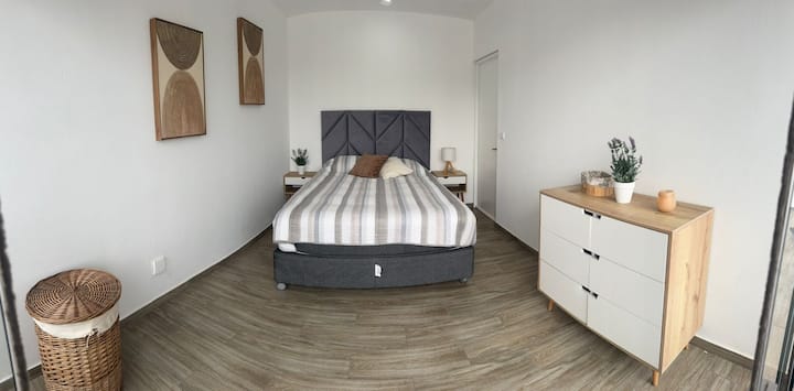 主卧位于二楼，共用卫生间，有热水。 它有一张标准双人床和一个梳妆台。 阳台可俯瞰室外和游泳池。