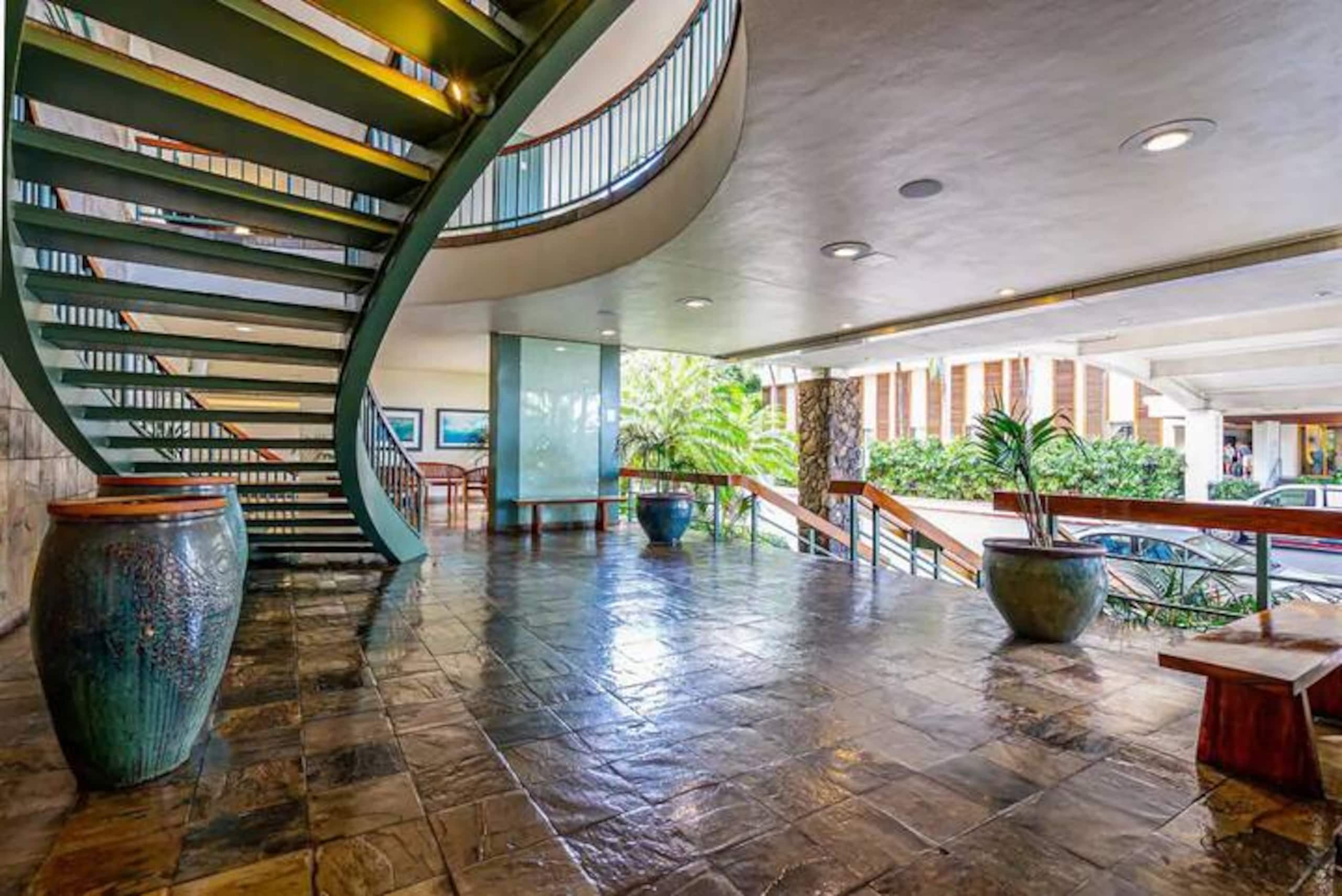 Condo in Honolulu · ★4.84 · 1 bedroom · 2 beds · 1 private bath - Image 25