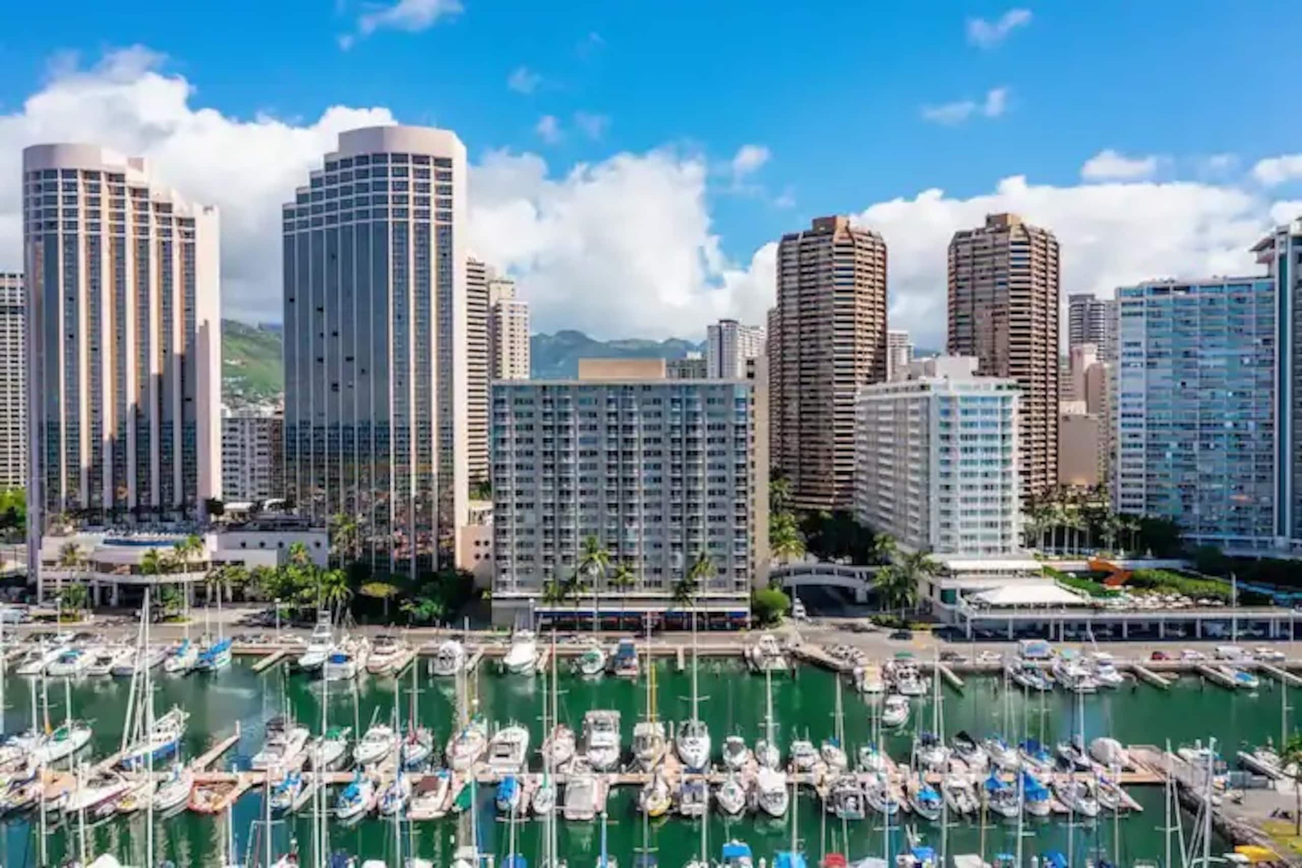 Condo in Honolulu · ★4.84 · 1 bedroom · 2 beds · 1 private bath - Image 27