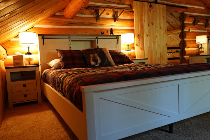 Dve manželské postele veľkosti queen size v podkrovnej spálni