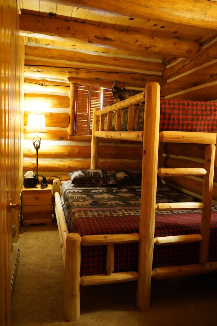 Dvojitá posteľ XL nad manželskou posteľou