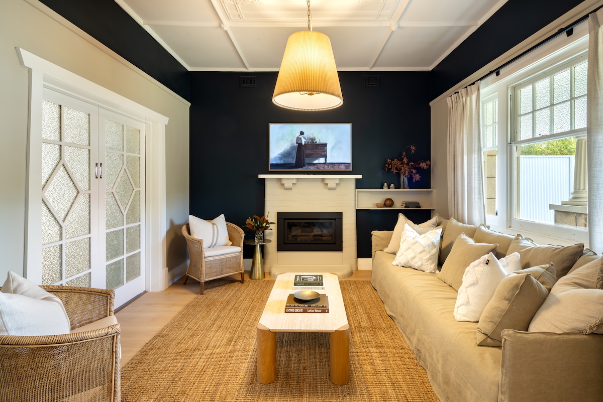 Top Airbnb: Tudor Charm by the Bay a Adelaide