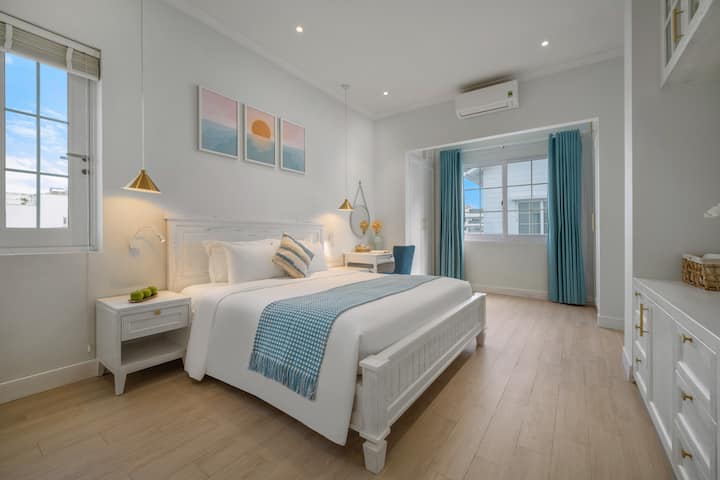 Zgjohu me shtroja të buta ndërsa drita natyrale hyn përmes dritareve të dyfishta. Perdet e buta blu dhe veprat e artit të personalizuara krijojnë një hapësirë të qetë për të filluar ditën tënde.

