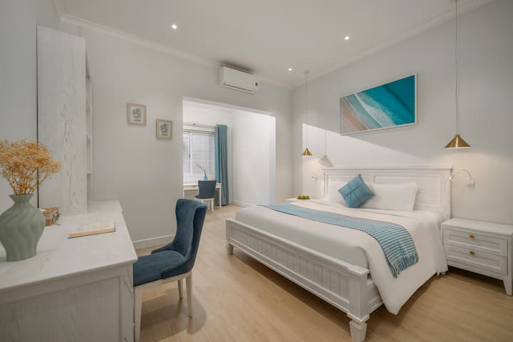 Një dhomë gjumi kryesore e rafinuar me një krevat dopio "king", tavolinë pune të integruar dhe ndriçim të ngrohtë, e përsosur për netët çlodhëse ose për t 'u çlodhur me një lexim të mirë.

