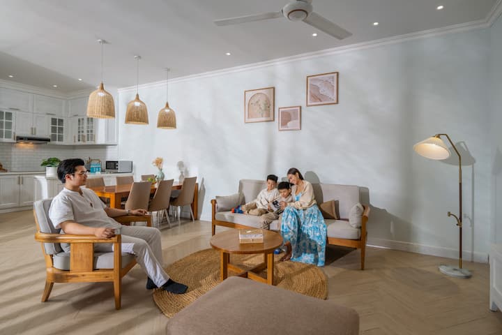 Njihu me elegancë të rafinuar brenda kësaj dhome ndenjjeje të ndritshme dhe të gjerë. Ndenjëset prej pelushi dhe dekori i kuruar ofrojnë ambientin e përsosur për biseda të relaksuara dhe mbledhje të dashura.



