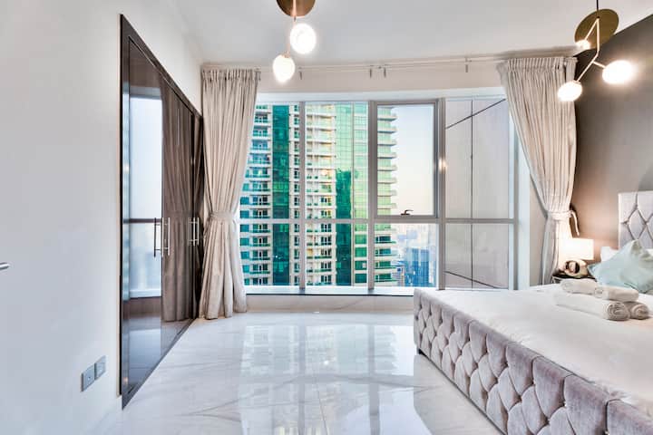 Master Suite: zadivljujući pogled na horizont grada i moderna elegancija čekaju vas na savršenom odmoru!