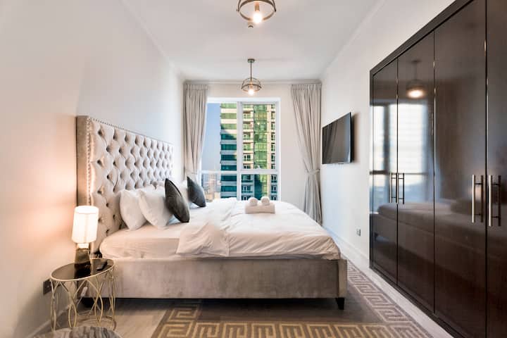 Uživajte u pogledu na grad iz ove elegantne sobe s mekanom posteljinom i modernim uređenjem!