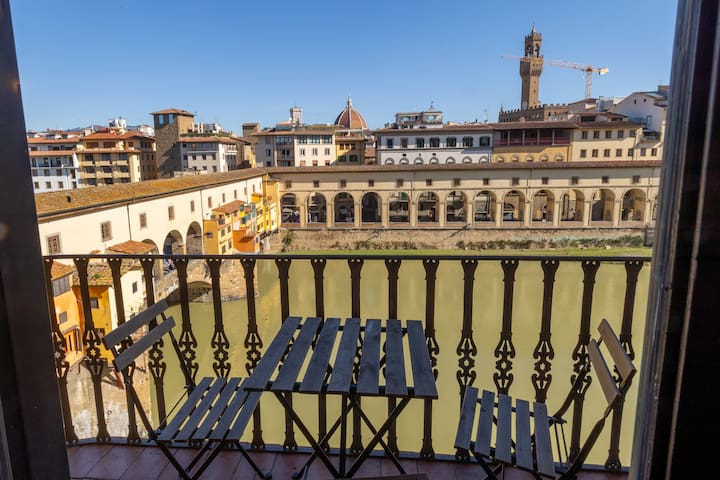 Straight view on Ponte Vecchio gallery image 3