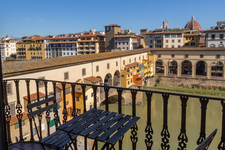 Straight view on Ponte Vecchio gallery image 4