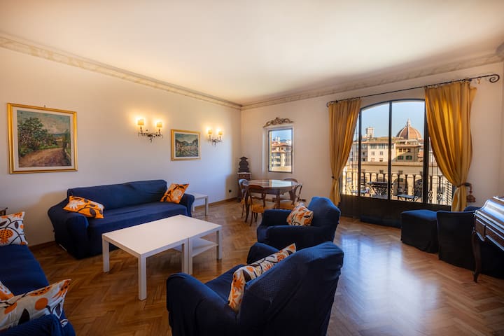 Straight view on Ponte Vecchio gallery image 2