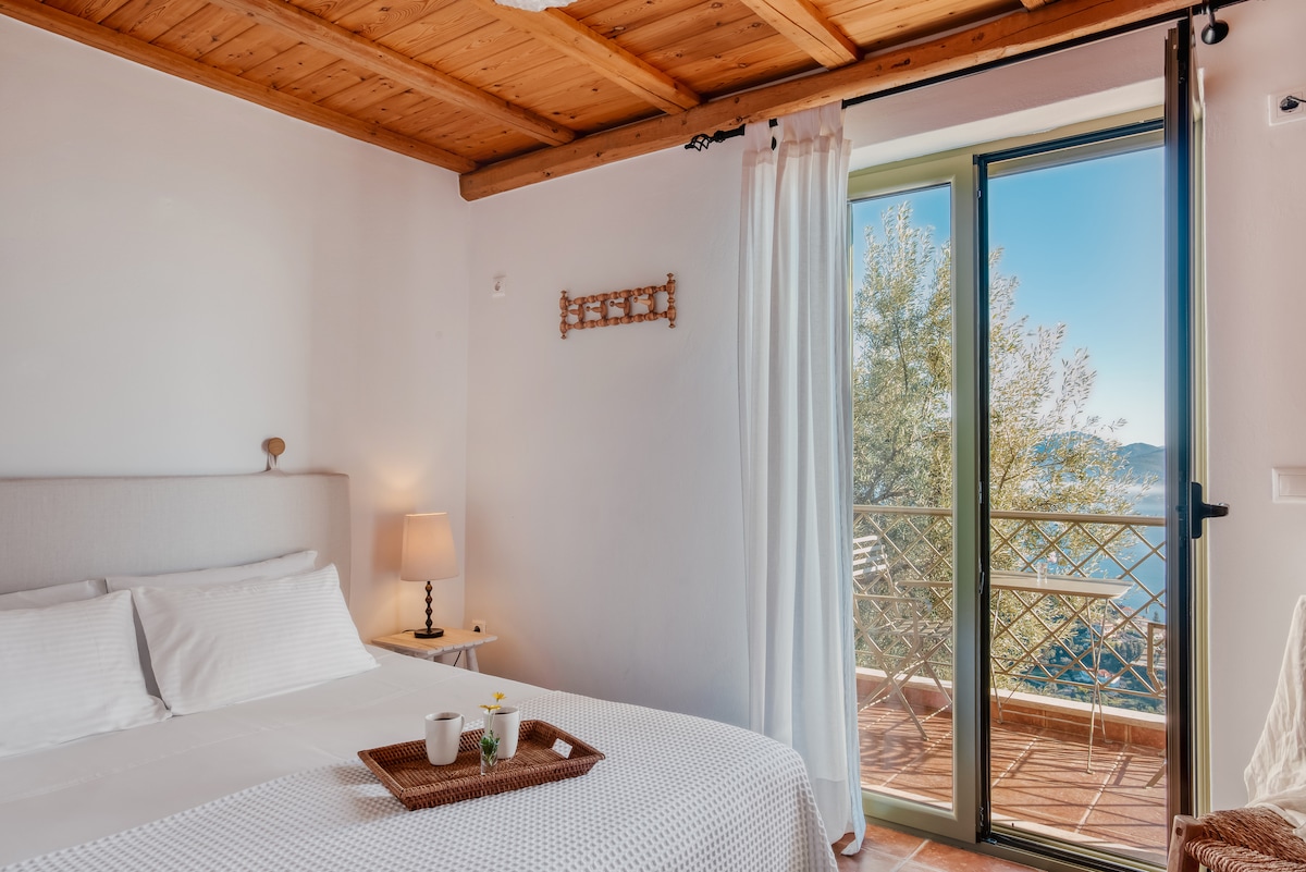 Главната спална соба на првиот кат има удобен двоен кревет (COCO-MAT душеци), клима уред, телевизор, голем плакар и сопствена бања со када и приватен балкон со поглед на море. 