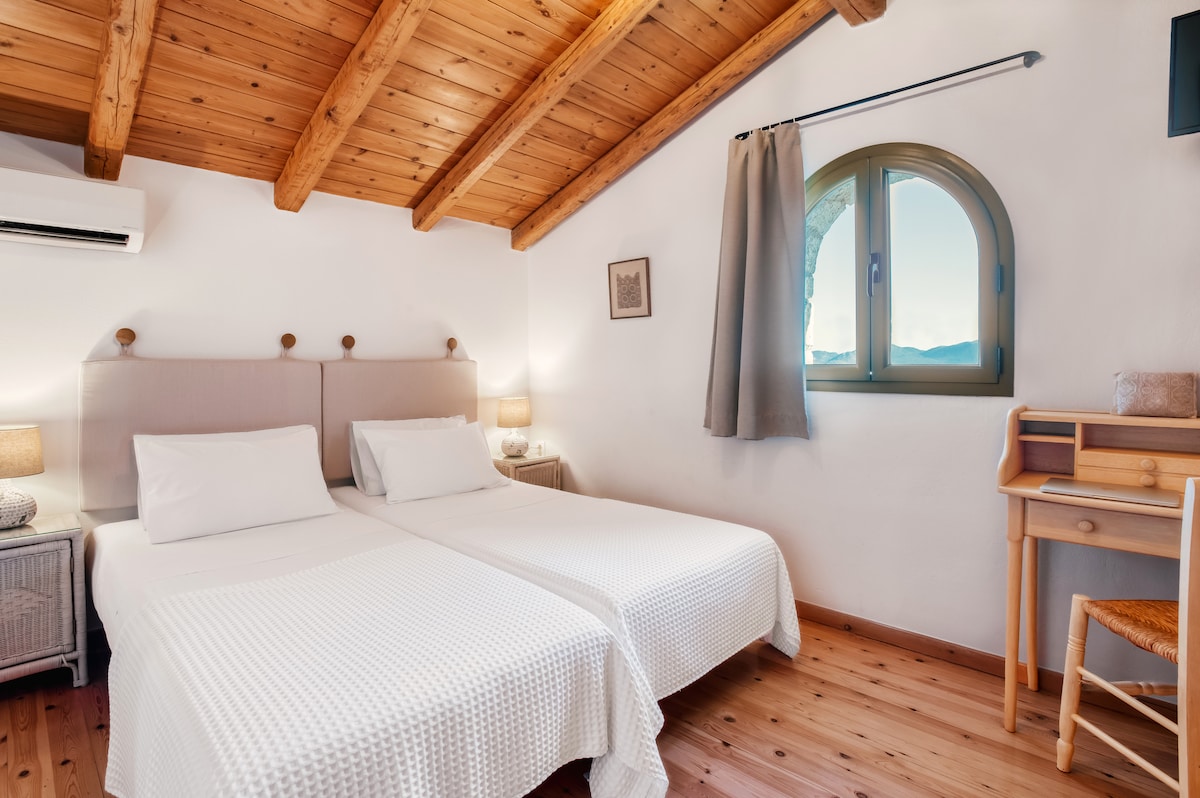 Двокреветната соба на вториот кат има два удобни единечни кревета (COCO-MAT душеци), клима уред, телевизор, голем плакар, мало работно биро и сопствена бања со када и прозорец со поглед на море. 