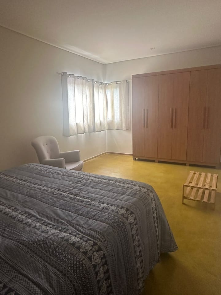 Hlavný apartmán (matrac veľkosti King) s malou spoločnou spálňou so samostatnou posteľou.