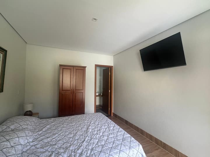 apartmán sa nachádza v budove (vedľa gurmánskeho priestoru) s manželskou posteľou Queen a televízorom