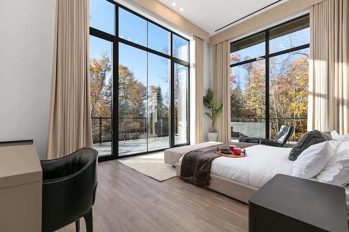 Əsas yataq otağı, yuxarı göyərtəyə birbaşa çıxışı var.
Meditasiya guşəsinə qoşulur və əsas hamam otağı.