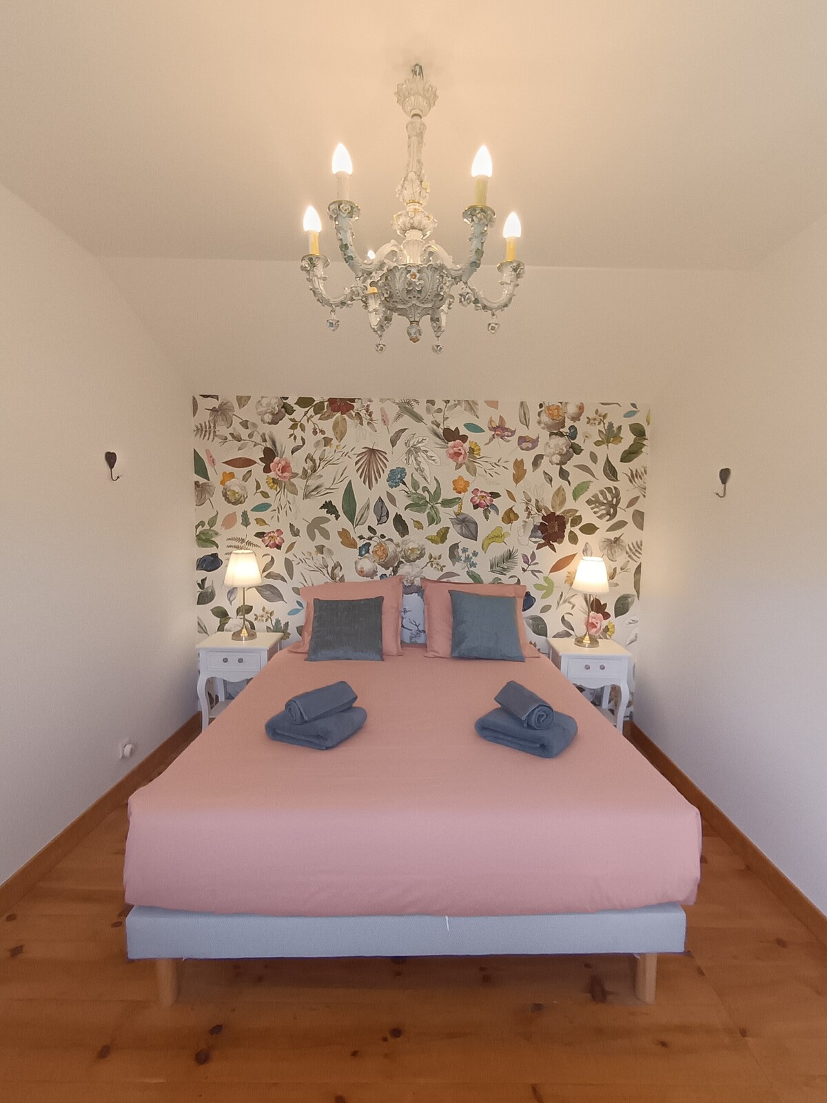 Главна спална соба со брачен кревет (широк 150-179 см) и квалитетна постелнина.